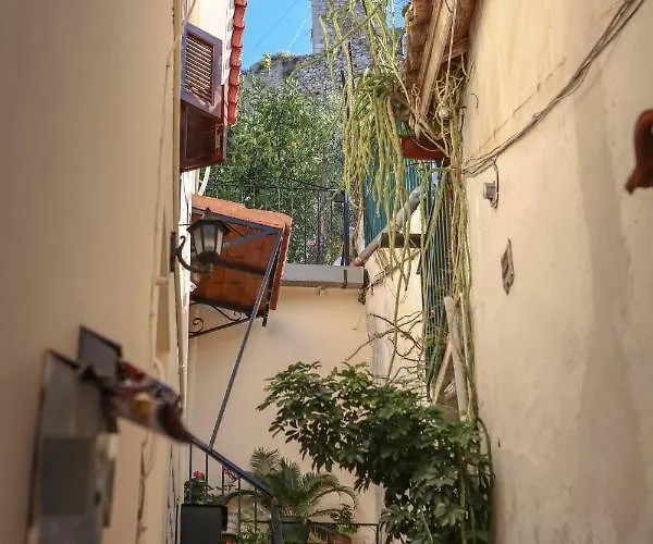 Under The Clock Tower Дом отдыха Нафплион