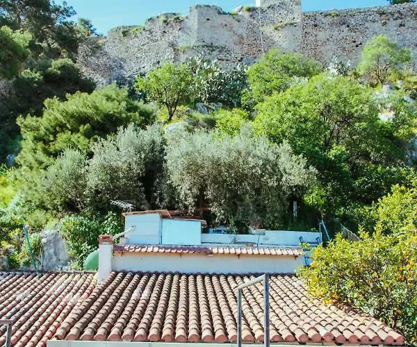 Under The Clock Tower Дом отдыха