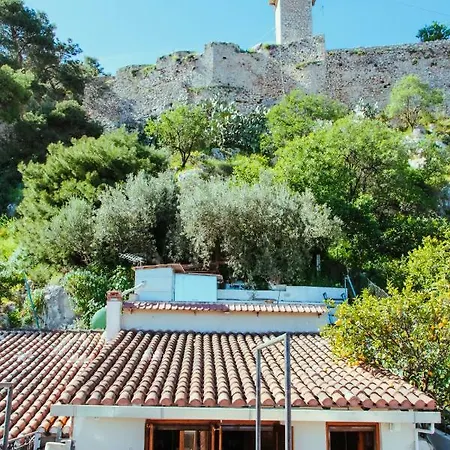 Under The Clock Tower 度假居